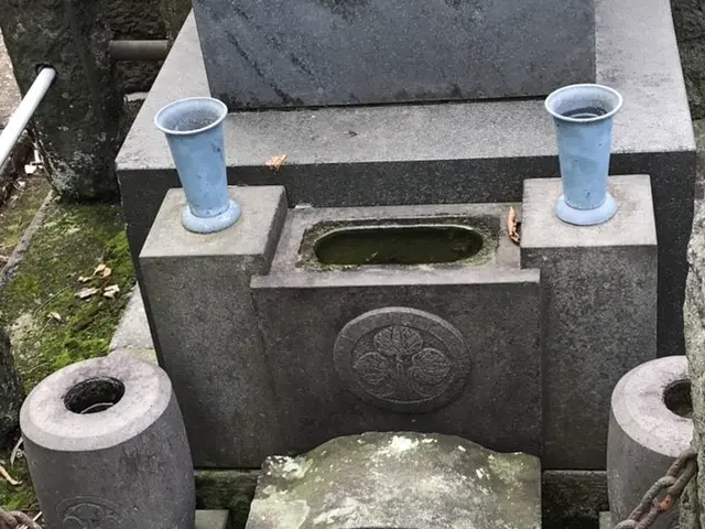 【掃除のプロが丁寧にご対応】新聞にも掲載されたお墓掃除代行サービスです！サービスの画像