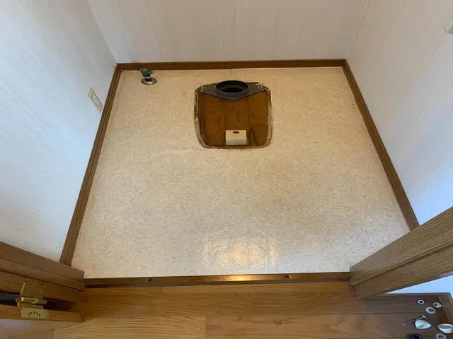 長年の汚れや傷だらけのクッションフロアーが新築の時の様に！気分一新！！サービスの画像