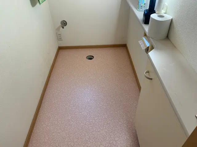 長年の汚れや傷だらけのクッションフロアーが新築の時の様に！気分一新！！サービスの画像