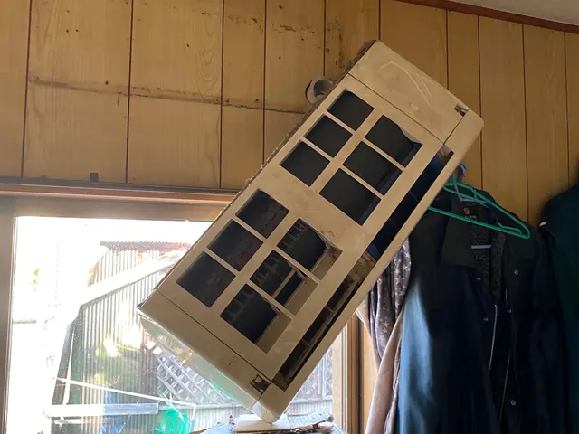 家庭用壁掛けエアコンのガス漏れ、水漏れ修理を行っております。サービスの画像