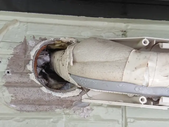 家庭用壁掛けエアコンのガス漏れ、水漏れ修理を行っております。サービスの画像