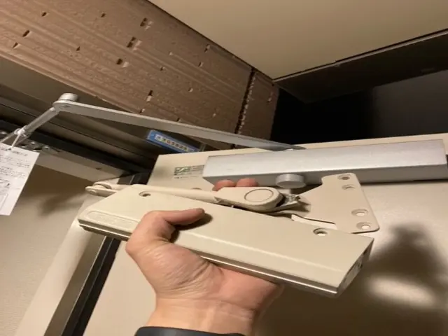 ドアクローザー交換サービスの画像