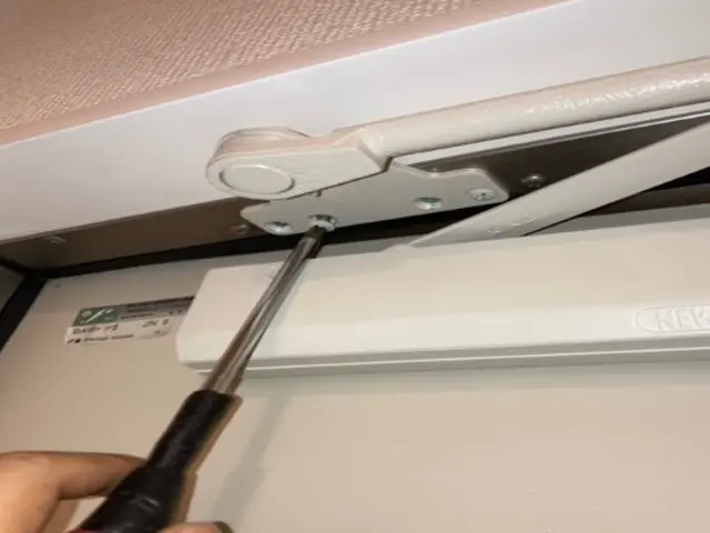 ドアクローザー交換サービスの画像