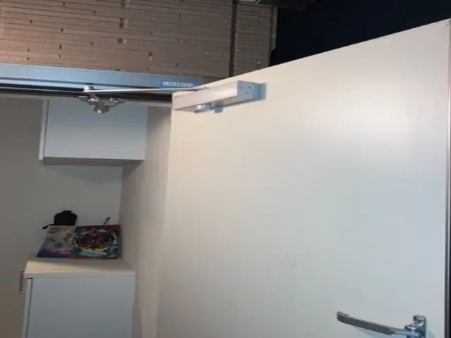 ドアクローザー交換サービスの画像