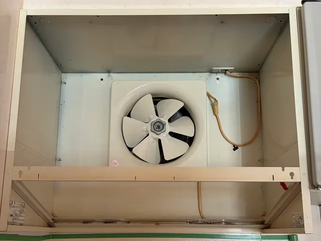 レンジフードのプロペラ換気扇の頑固な油汚れを徹底除去！サービスの画像