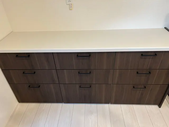 戸建も賃貸物件にも対応します！吊り戸棚内部昇降式キャビネット設置も対応します☆サービスの画像