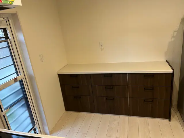 戸建も賃貸物件にも対応します！吊り戸棚内部昇降式キャビネット設置も対応します☆サービスの画像