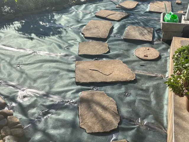 22.23.24年連続アワード入選！【業歴25年】防草シート施工！お任せ下さいサービスの画像