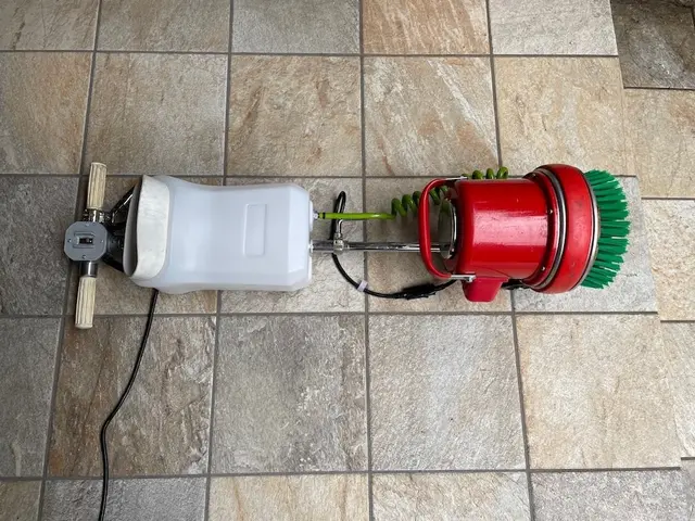 汚れをプロの機材と技術でキレイに！玄関タイルクリーニングサービスの画像