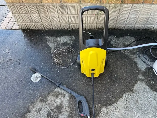 汚れをプロの機材と技術でキレイに！玄関タイルクリーニングサービスの画像