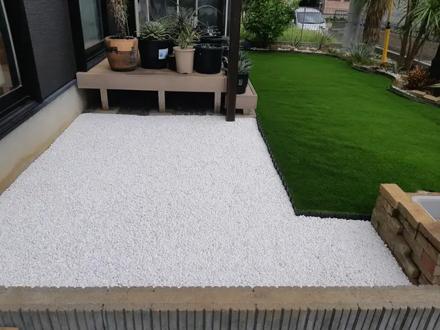 砂利敷き施工　雑草対策はもちろん防犯対策にも最適です！！サービスの画像