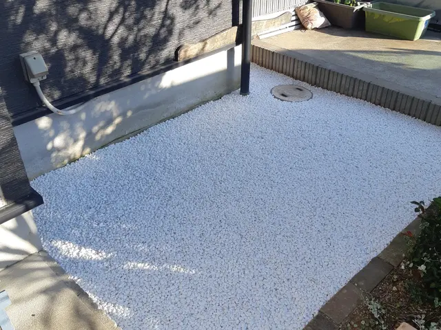 砂利敷き施工　雑草対策はもちろん防犯対策にも最適です！！サービスの画像