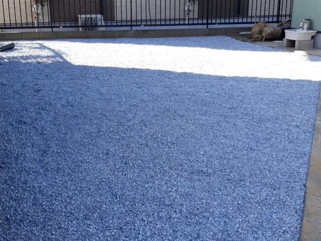砂利敷き施工　雑草対策はもちろん防犯対策にも最適です！！サービスの画像