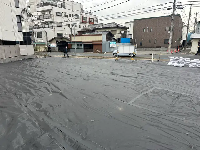 雑草が飛び出した防草シートの張り替え・業者様向け、不動産販売用地の防草シート施工サービスの画像