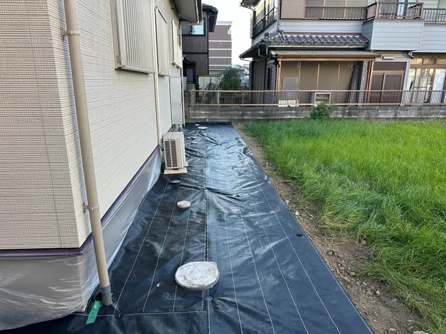 雑草が飛び出した防草シートの張り替え・業者様向け、不動産販売用地の防草シート施工サービスの画像