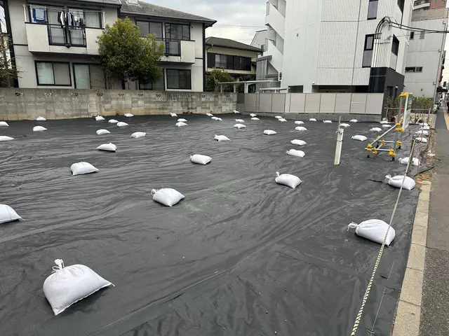 雑草が飛び出した防草シートの張り替え・業者様向け、不動産販売用地の防草シート施工サービスの画像