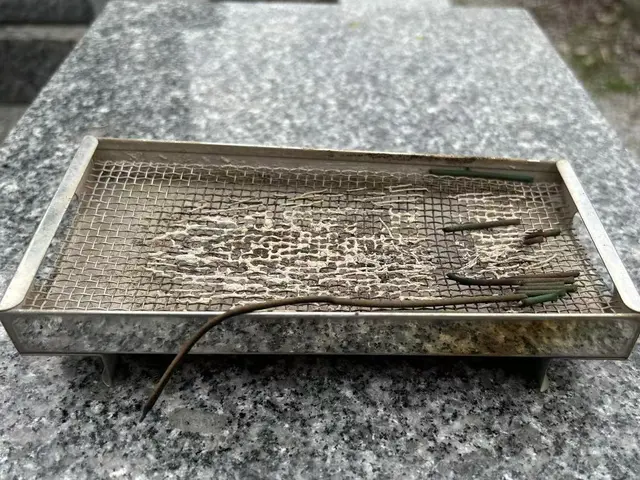 只今、期間限定割引！ご先祖様の墓石の苔や黒ずんだ水垢除去。見違えるほど綺麗に。サービスの画像