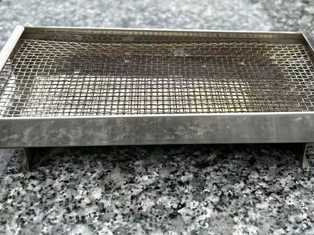 只今、期間限定割引！ご先祖様の墓石の苔や黒ずんだ水垢除去。見違えるほど綺麗に。サービスの画像