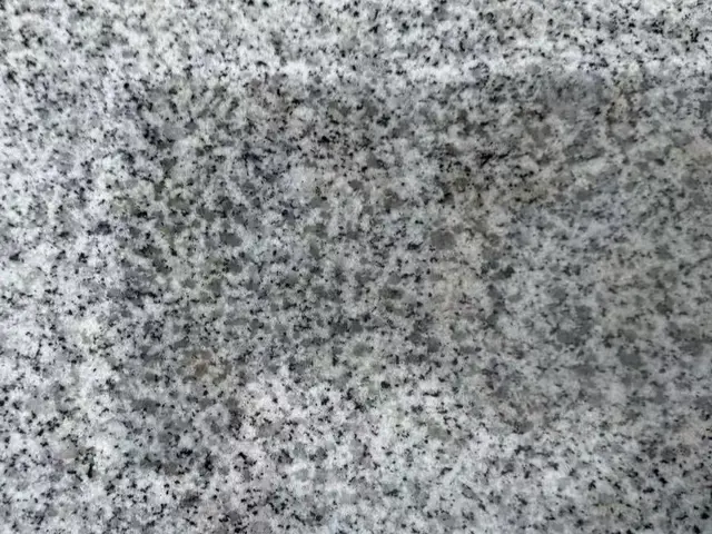 只今、期間限定割引！ご先祖様の墓石の苔や黒ずんだ水垢除去。見違えるほど綺麗に。サービスの画像