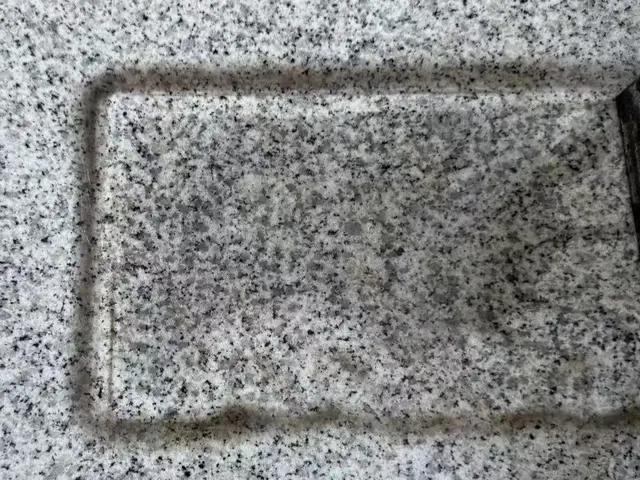 只今、期間限定割引！ご先祖様の墓石の苔や黒ずんだ水垢除去。見違えるほど綺麗に。サービスの画像