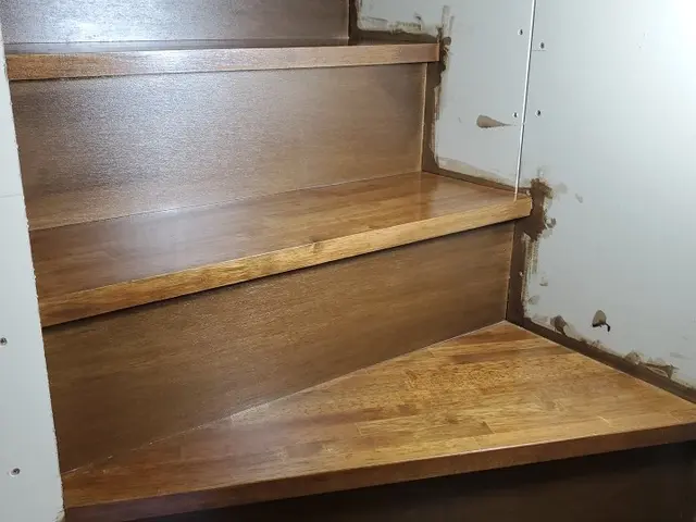 部屋の中の塗装、古くなりました、家具なども塗装します。サービスの画像