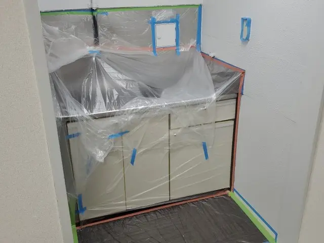 部屋の中の塗装、古くなりました、家具なども塗装します。サービスの画像