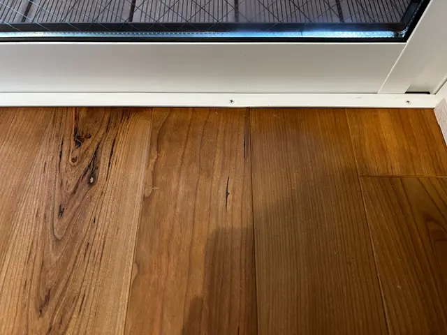 丁寧な説明と安心の直接施工！フローリングや扉・建具・サッシなどを補修致します。サービスの画像