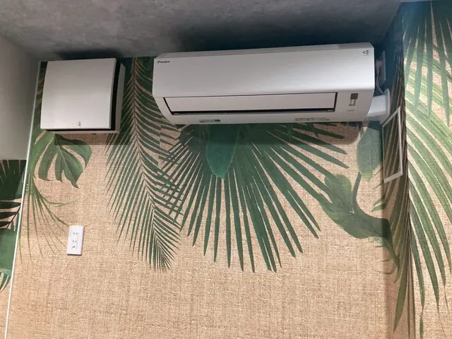 店舗で使われるデザインクロスやプリントクロスも対応　剥がせる糊付きクロスの施工サービスの画像