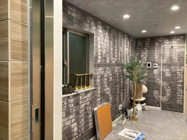 店舗で使われるデザインクロスやプリントクロスも対応　剥がせる糊付きクロスの施工サービスの画像