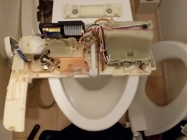 限り無く100%近い完全洗浄挑戦。写真の私がトイレ1室全部殺菌洗浄で清潔にしますサービスの画像