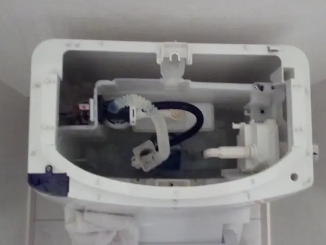 限り無く100%近い完全洗浄挑戦。写真の私がトイレ1室全部殺菌洗浄で清潔にしますサービスの画像