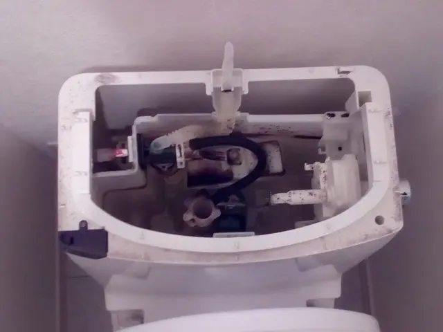 限り無く100%近い完全洗浄挑戦。写真の私がトイレ1室全部殺菌洗浄で清潔にしますサービスの画像