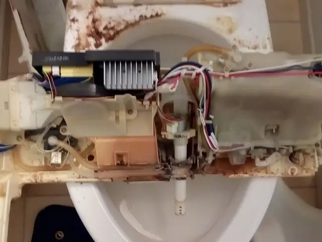 限り無く100%近い完全洗浄挑戦。写真の私がトイレ1室全部殺菌洗浄で清潔にしますサービスの画像