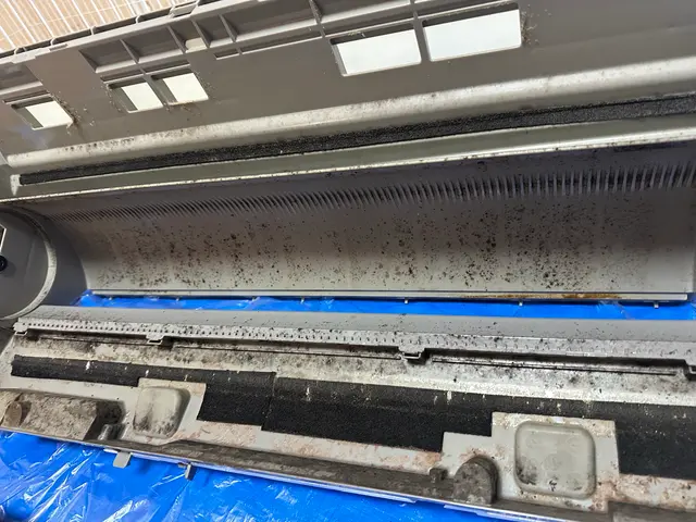 エアコンクリーニングは！完全分解洗浄1択！各種バーコード、クレカ決済できます。サービスの画像