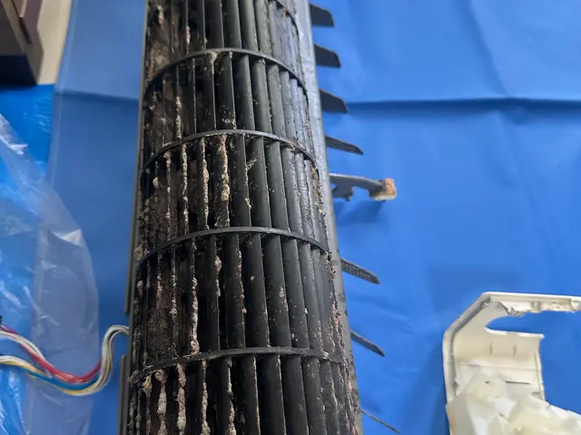 エアコンクリーニングは！完全分解洗浄1択！各種バーコード、クレカ決済できます。サービスの画像