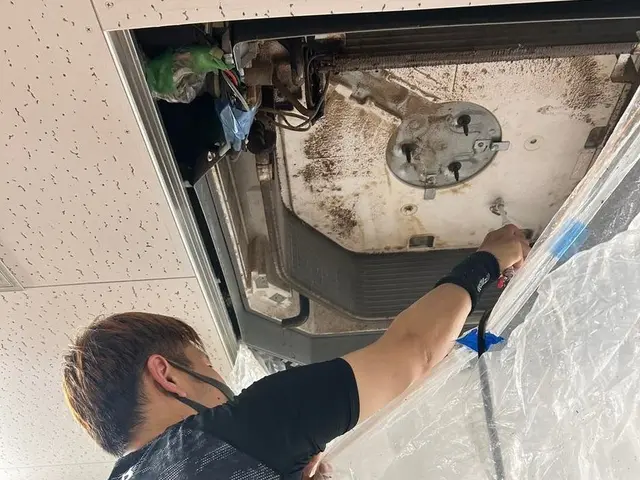 プロの技術でキレイな空気でお客様を迎えられるように徹底的に洗います！！！サービスの画像