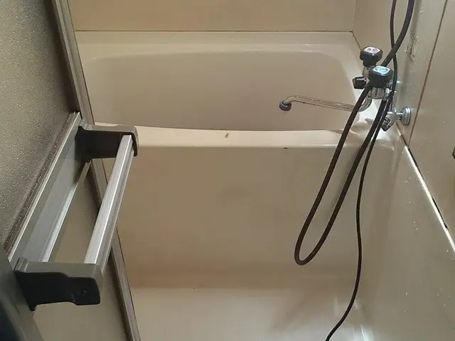 見えなくなった鏡もピカピカ！浴室クリーニングサービスの画像