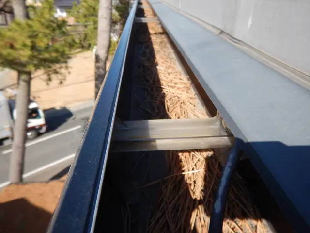 【高所作業車で伺います】工場・倉庫・店舗・住宅など雨樋掃除はお任せください！サービスの画像