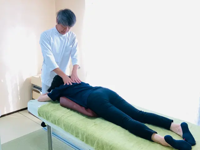 腰痛、肩こり頭痛、膝痛、股関節痛などの痛みを改善します。筋肉柔整も充分行います。サービスの画像