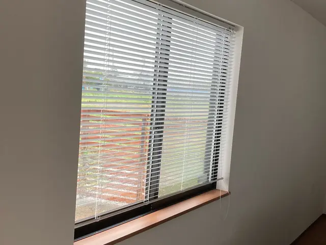 ロールスクリーン、カーテン、ブラインドの取付お任せください（複数取付は割引あり）サービスの画像