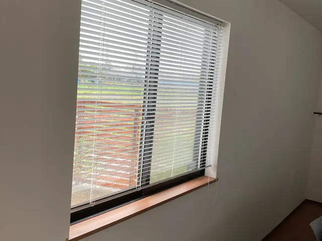 ロールスクリーン、カーテン、ブラインドの取付お任せください（複数取付は割引あり）サービスの画像