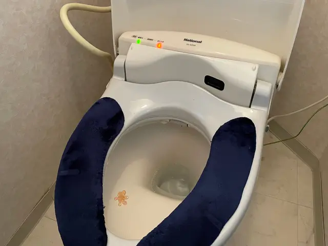 【袖リモコンや別付リモコンも対応！】温水便座の取付・取り外しを行います！サービスの画像