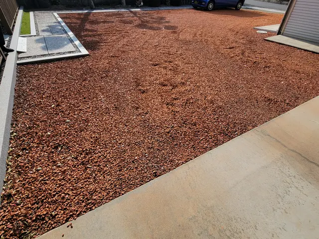 音があるだけで、安心できます(^^)防草と防犯、両方を考えた砂利敷きです！サービスの画像