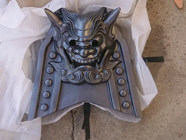 瓦割れ交換修理、雨漏り修理、瓦葺き替え工事サービスの画像