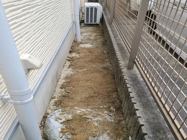 一本一本丁寧に根っこからむしります！草むしりなら当店へお任せ下さい。サービスの画像