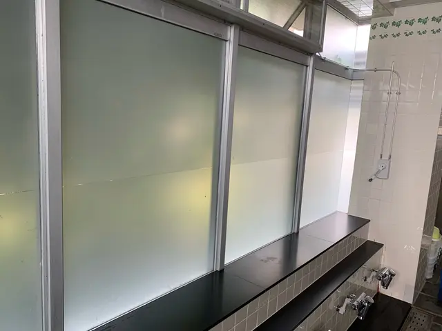 安心・安全7の確保を！ガラス飛散防止とUVカットのフィルム施工です。サービスの画像