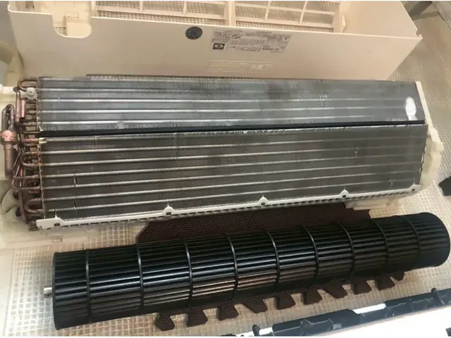 完全分解エアコンクリーニング（内部まで徹底洗浄）12月末までの依頼で割引有り！！サービスの画像