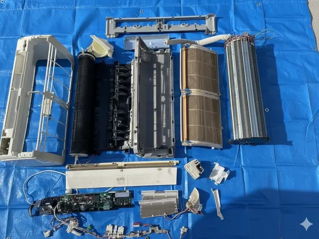 完全分解エアコンクリーニング（内部まで徹底洗浄）12月末までの依頼で割引有り！！サービスの画像