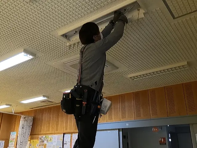 蛍光管からLED管へ！省エネ、経費削減、光に集まる虫対策にも効果的！サービスの画像