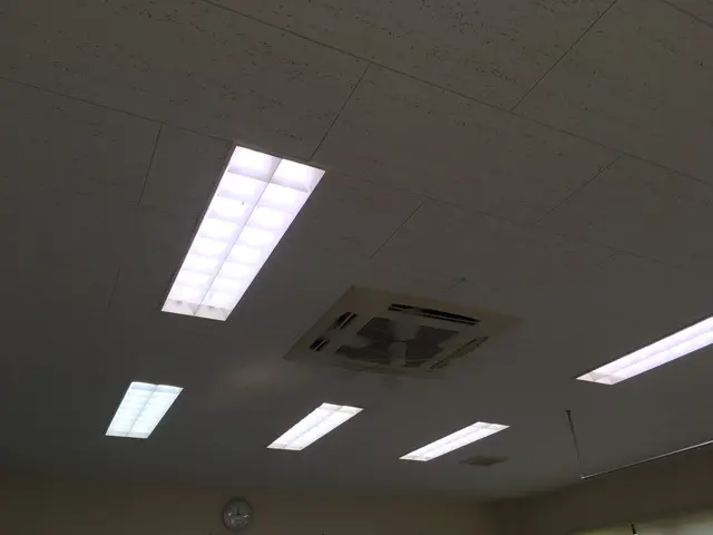 蛍光管からLED管へ！省エネ、経費削減、光に集まる虫対策にも効果的！サービスの画像